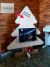 Weihnachtsbaum als Kalenderständer, unbehandelt, mit Schriftzug brandgemalt, farblos lackiert